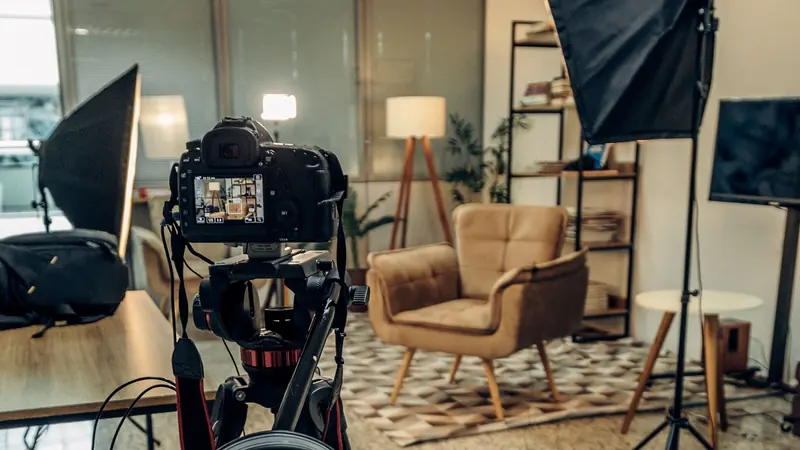 Gesamtansicht des Video-Podcast-Studios Baden, Kamera und Licht eingerichtet